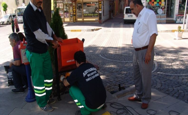 Adıyaman'da ana caddelerdeki çöp kovaları değiştiriliyor