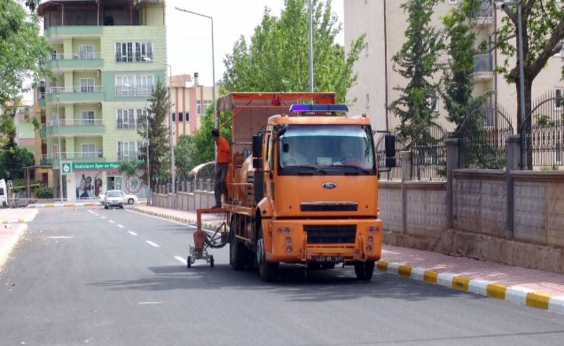 Adıyaman'da yenilenen yollara şerit çizgisi çalışması