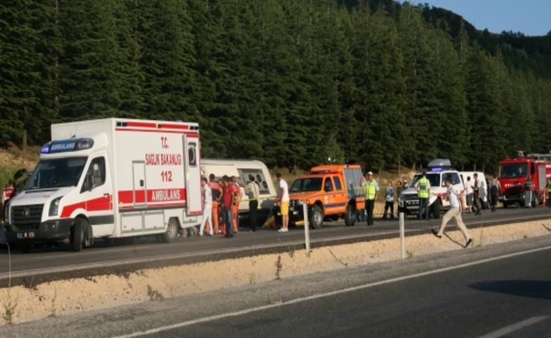 Afyon'da trafik kazası: 3 ölü, 20 yaralı