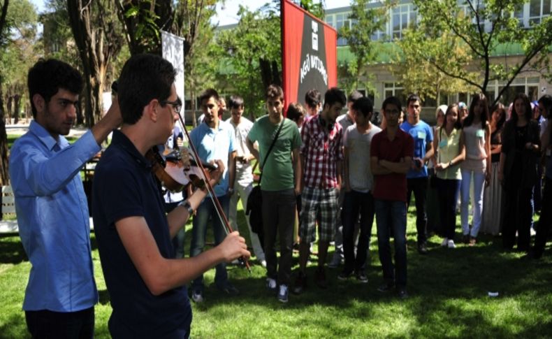 AGÜ’den öğrencilere oryantasyon programı