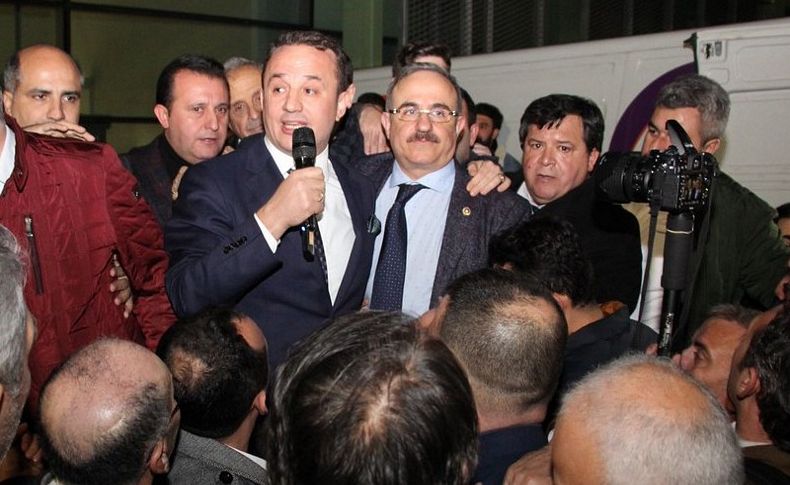 AK Parti’nin yeni başkanına havalimanında coşkulu karşılama