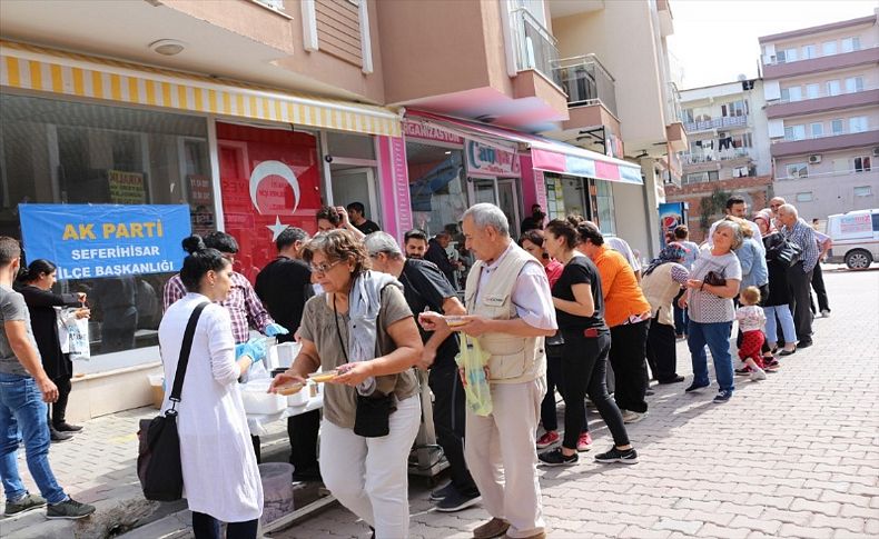 AK Parti Seferihisar ve Tire'den aşure ikramı