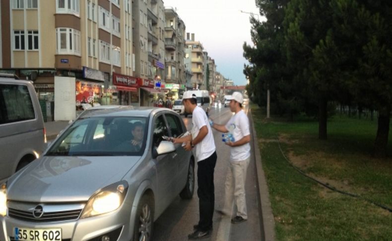 AK Parti Atakum Gençlik Kolları'ndan iftar vaktinde yolda kalanlara ikram