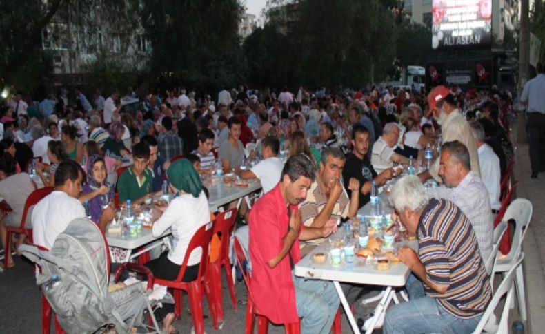 AK Parti Bayraklı Ramazan Boyunca Sokaklarda