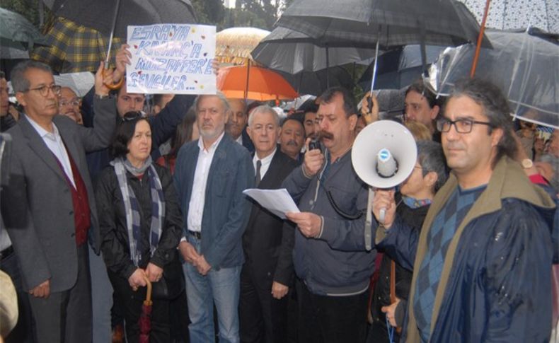 İzmir'de Akademisyenlere 'soruşturma' desteği