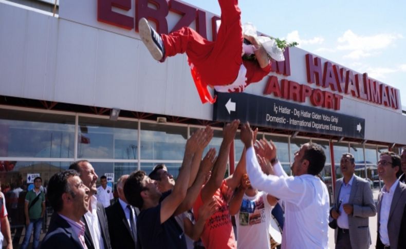 Akdeniz Oyunları Şampiyonu Bakır, omuzlarda karşılandı