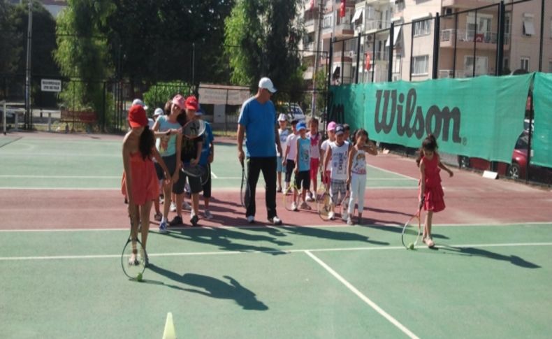 Akşam serinliğinde tenis keyfi