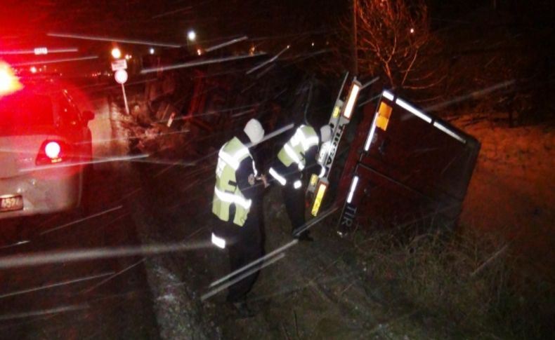 Aksaray’da kar ve buzlanma kazaları da beraberinde getirdi