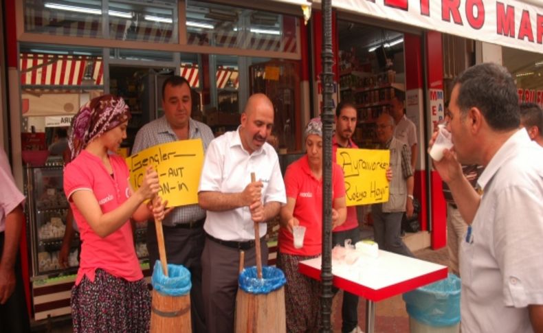 'Alkole hayır ayrana evet' dedi, bedava ayran dağıttı