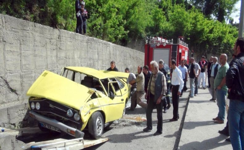 Alt yola uçan otomobilin sürücüsü yaralandı