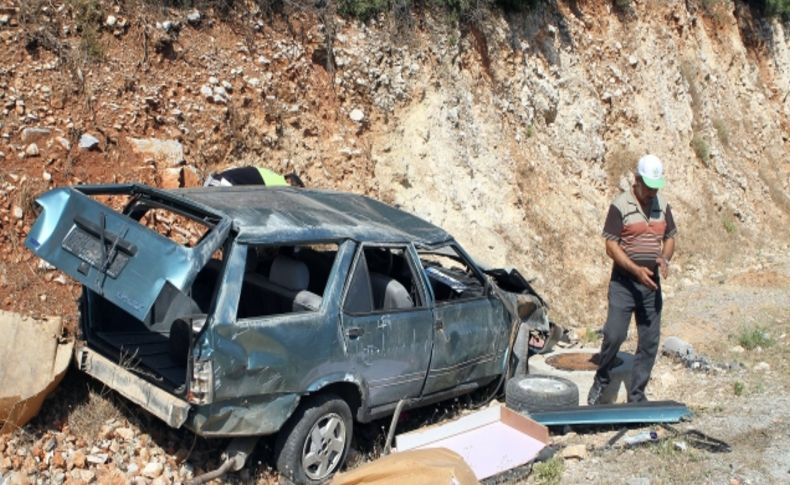 Altı takla atan arabada can verdi