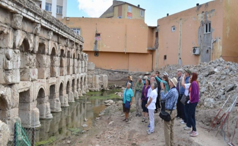 Amerikalı turistler Tarihi Roma Hamamı'nı inceledi