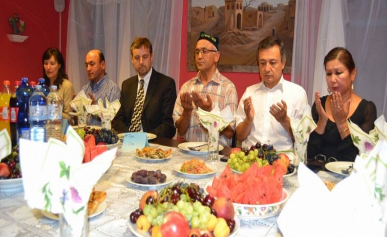 Amerikan konsolosu, Uygur iftarına katıldı