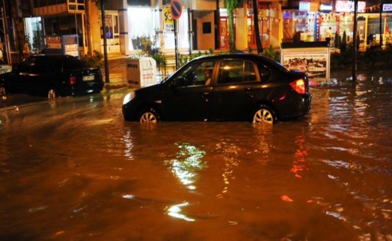 Ani bastıran yağmur Samsun'un Atakum ilçesinde etkili oldu