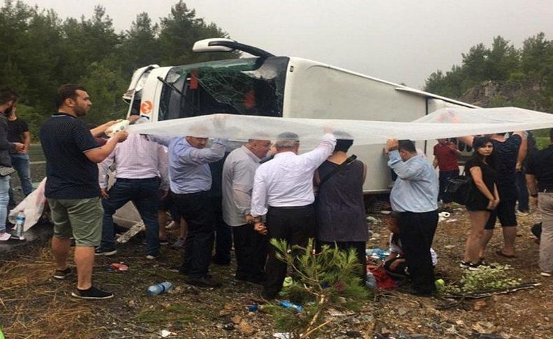 Antalya'da yolcu otobüsü devrildi: 20 yaralı