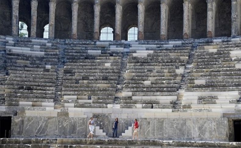 Aspendos'a 'mutfak mermeri' savunması: Zamanla eskir!