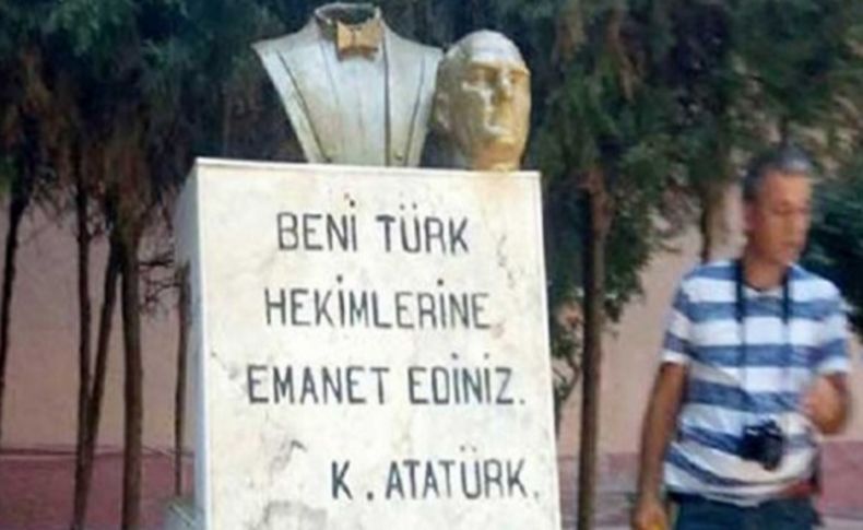 Atatürk büstüne sopayla saldırdı!