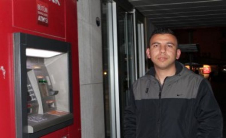 ATM'de bulduğu 500 lirayı sahibine teslim etti