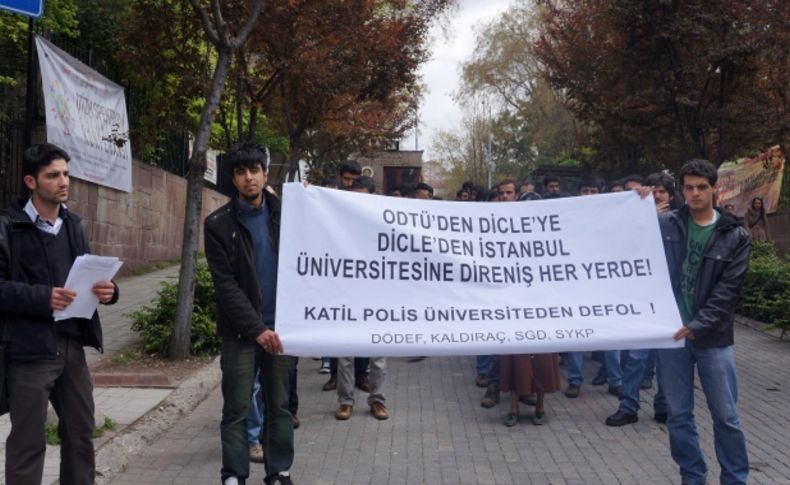 AÜ öğrencileri, üniversitelerdeki olayları protesto etti