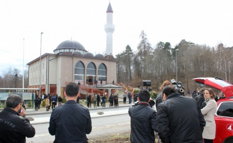 Avrupa'da ilk kez minareden ezan okundu