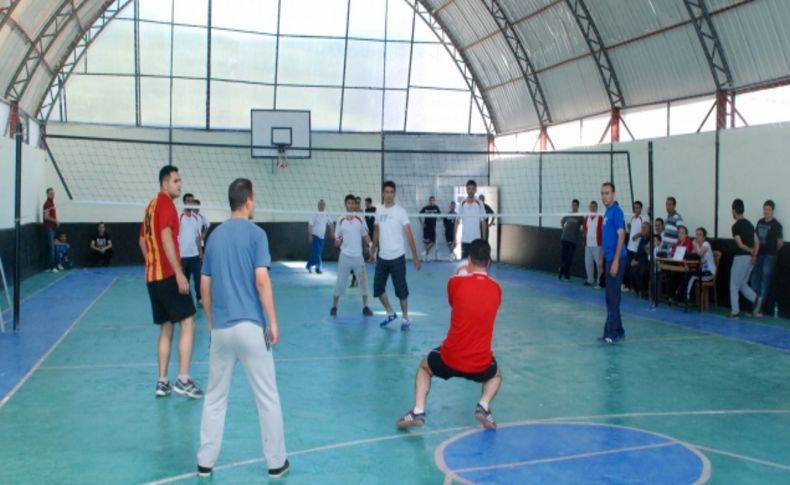 Aydıncık'ta kurumlar arası voleybol turnuvası düzenlendi