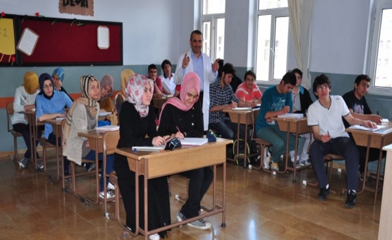 Aziziye Koleji, yaz döneminde öğrencilerini sınava hazırlıyor