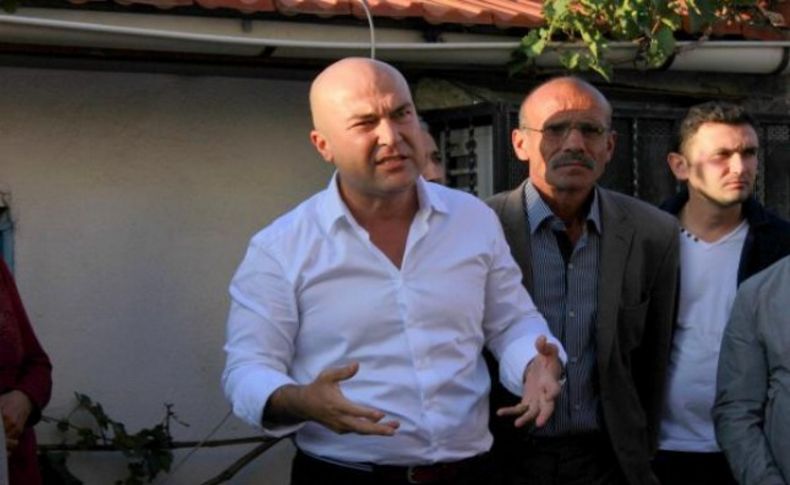 CHP'li Murat Bakan rakibine oy verene dokunuyor