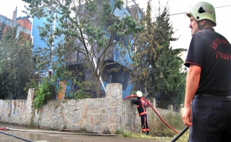 Bahçede ateşle oynayan çocuklar evi yaktı (Özel)