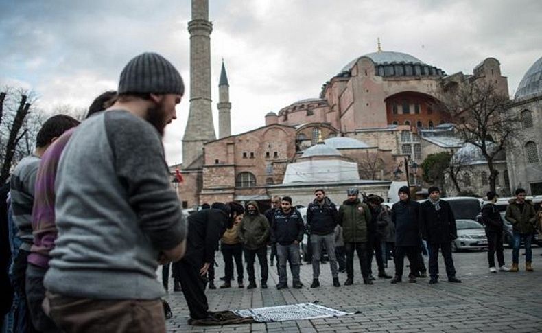 ‘Bale figürü'nü namaz kılarak protesto ettiler!