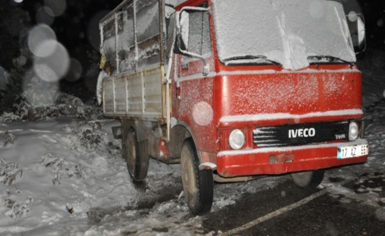 Balıkesir'de kar yağışı ulaşımı olumsuz etkiledi