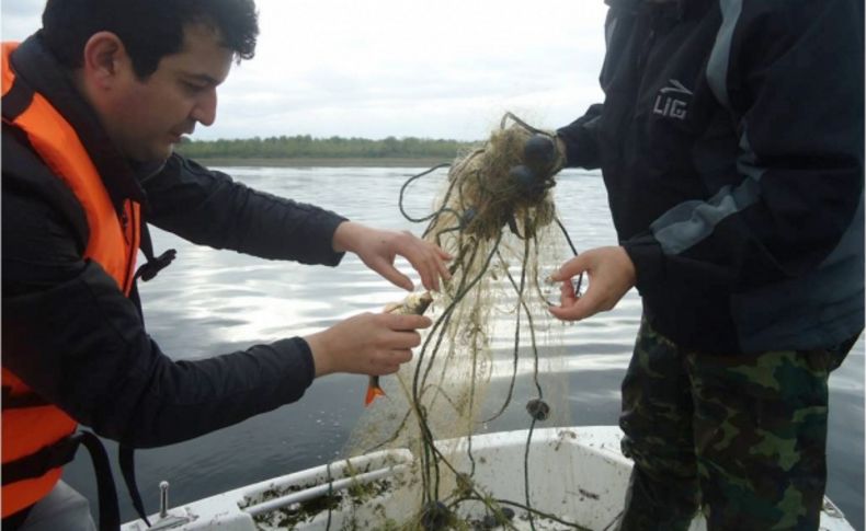Balıkların yumurtlama döneminde gölden metrelerce ağ toplandı