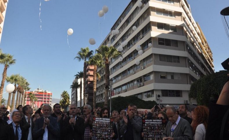 İzmir'de Ankara katliamında ölenler için barış balonları uçurdular