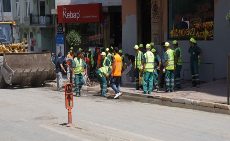 Barikatların kaldırıldığı yollarda temizlik yapılıyor