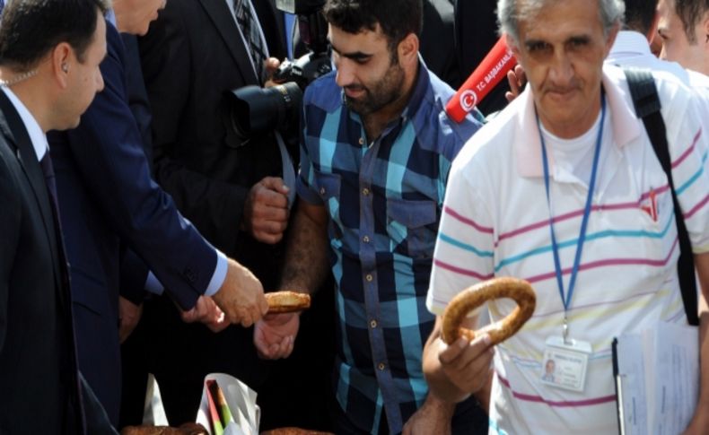 Başbakan, vatandaşa simit dağıttı