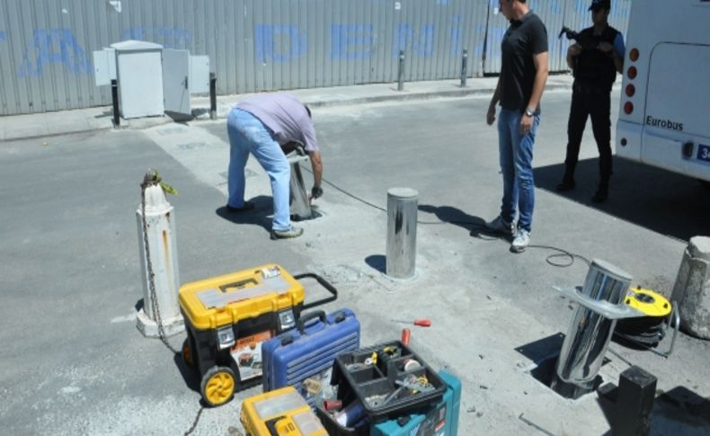 Başbakanlık ofisi önündeki yol araçlara kapatıldı