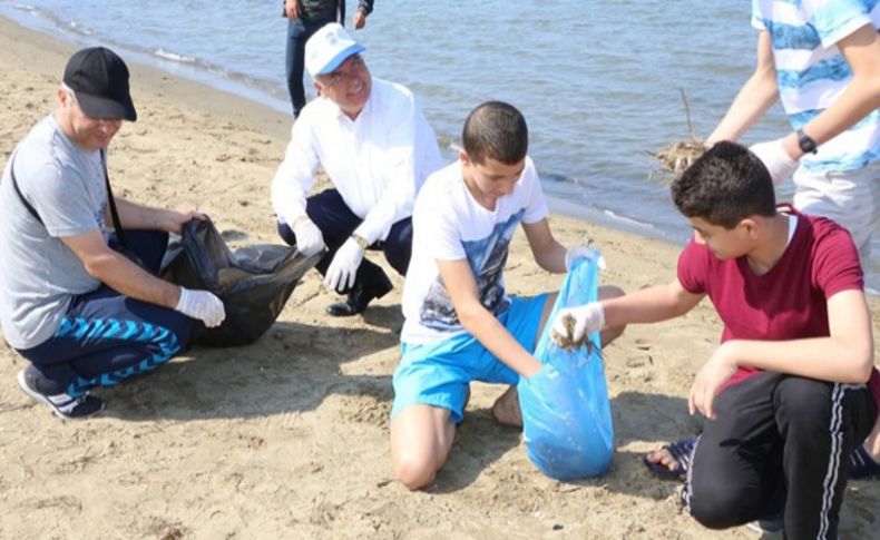 Başkan Bakıcı öğrencilerle sahili temizledi