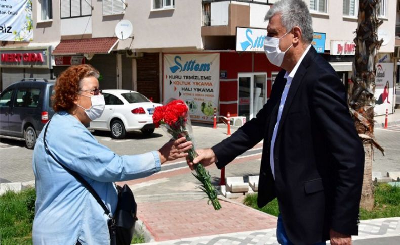 Başkan Engin'den annelere karanfilli kutlama