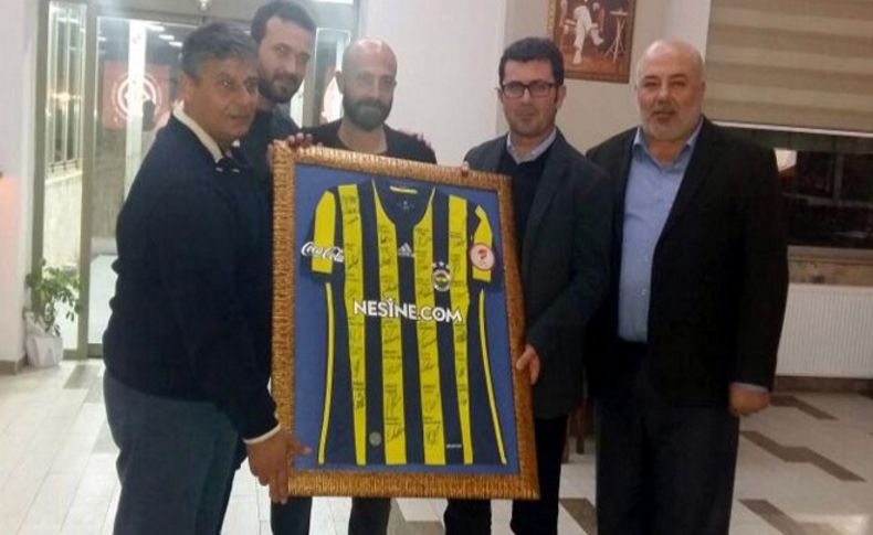 Başkan Gönenç'e imzalı Fenerbahçe forması