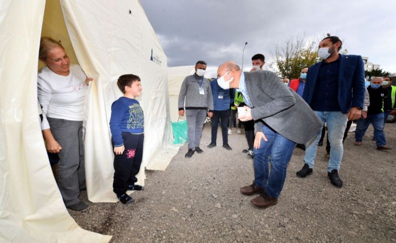 Başkan Soyer’den çadırdaki depremzedelere ziyaret