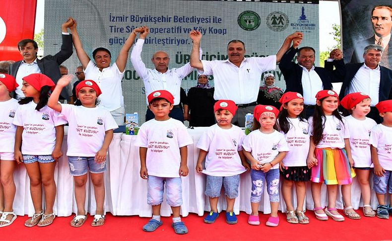 Başkan Soyer’den süt üreticileri ile çocukları sevindiren imza