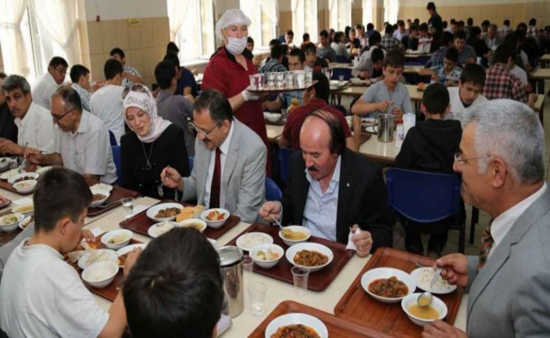 Başkan Özhaseki, meslek lisesi öğrencileriyle yemek yedi