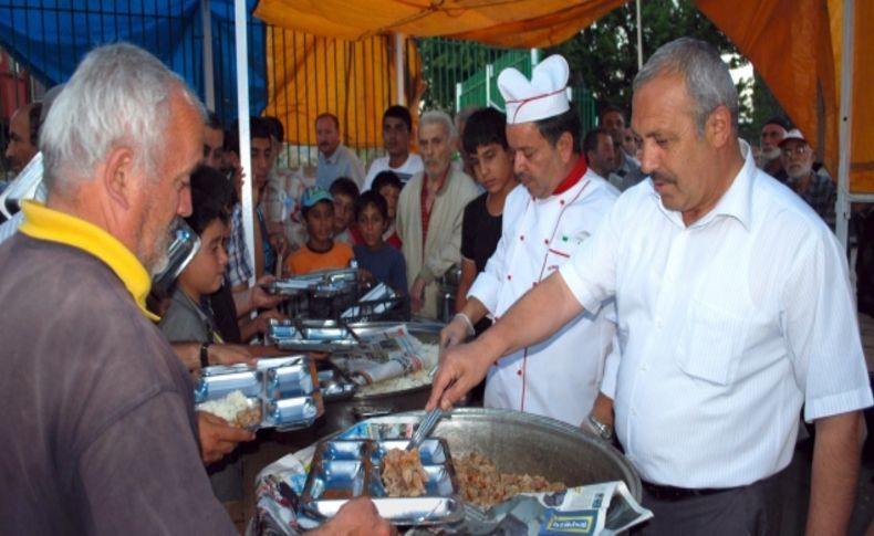 Başkan ve eşi iftar çadırında yemek dağıttı