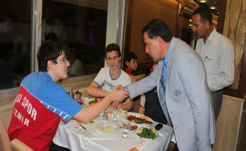 Başkan Zenbilci'den genç sporculara Adana kebabı