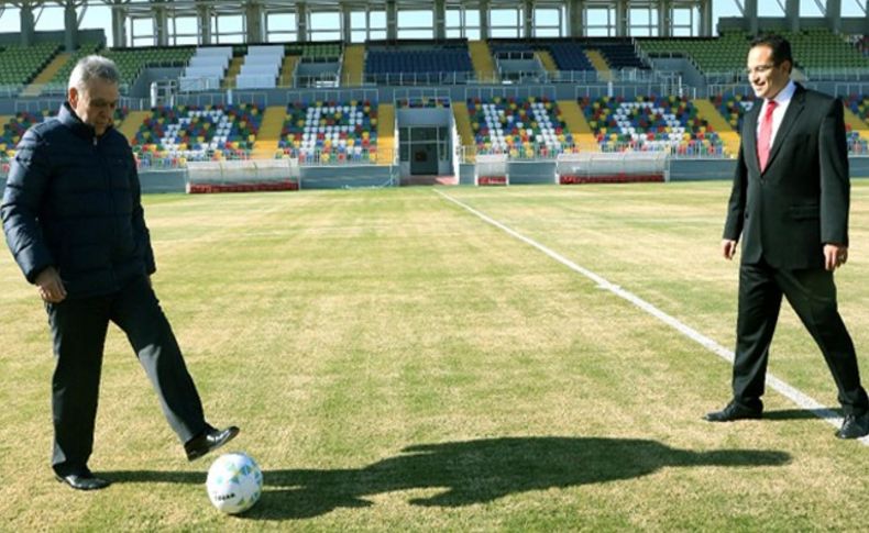 Bornova Stadı'nda 2 başkan top oynadı