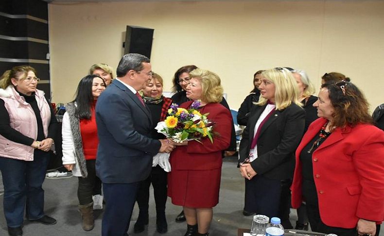 Narlıdere son meclis... Batur’dan meclis üyelerine plaket