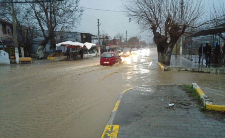 Bayındır'da sağanak yağış etkili oldu