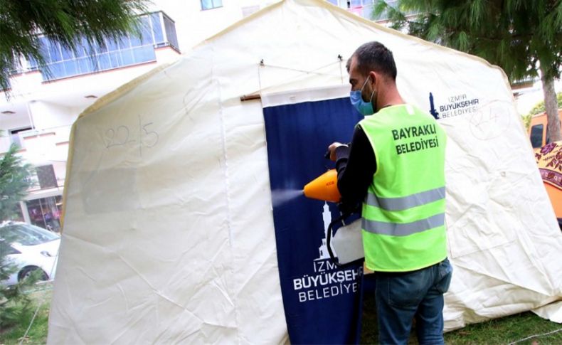 Bayraklı Belediyesi çadırları dezenfekte ediyor