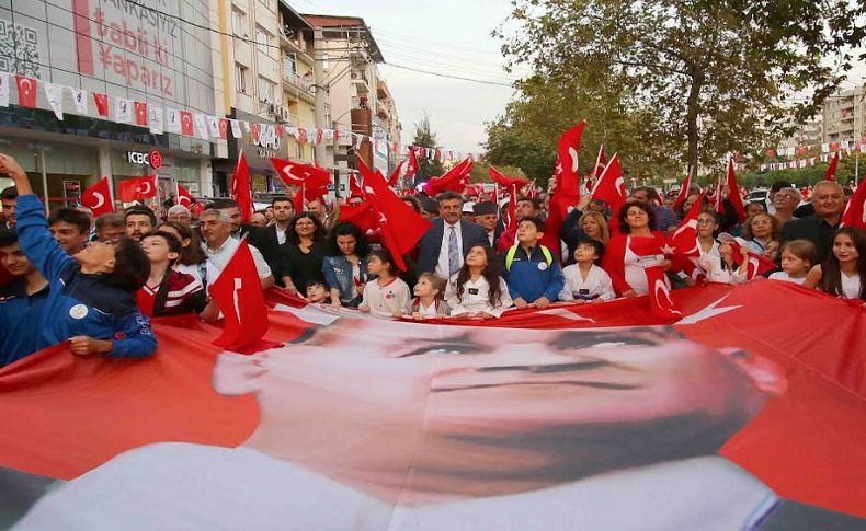 Bayraklı Cumhuriyet için yürüdü