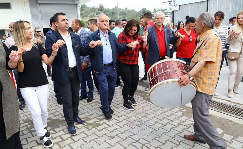 Bayraklı'da davullu zurnalı 1 Mayıs