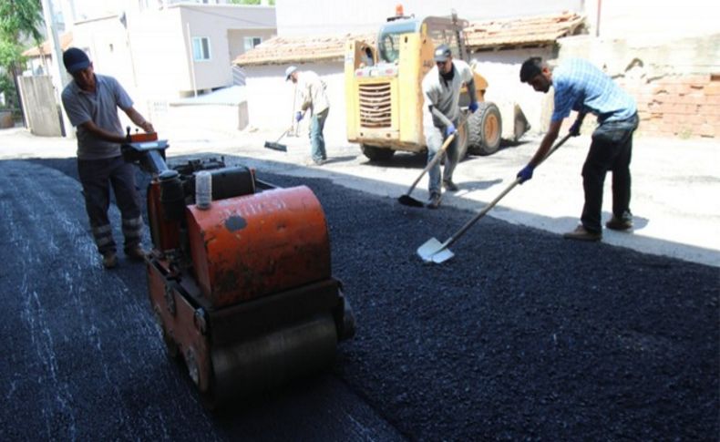 Bayraklı’da yollar asfaltlanıyor